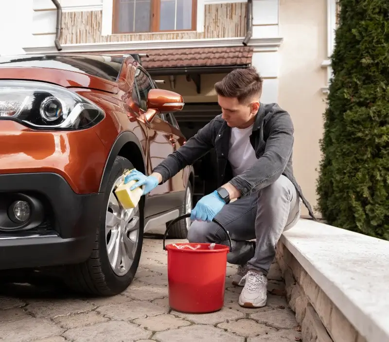 Lavage auto à domicile Fortan : professionnel intervenant sur un véhicule